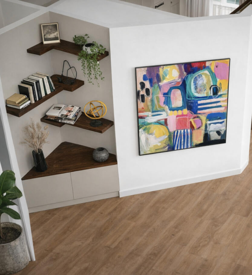 Coin bureau avec bibliothèque sur mesure — Atelier Luzons Coin bureau avec étagères en bois foncé et tableau abstrait coloré, aménagement Atelier Luzons