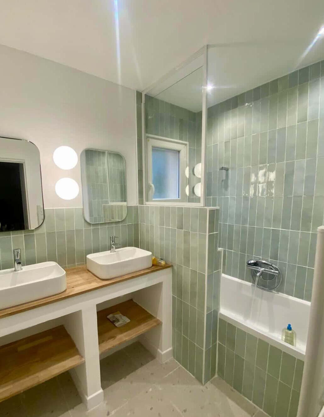 Salle de bain rénovée style contemporain par Atelier Luzons Salle de bain rénovée avec double vasque en bois, carrelage vert sauge en zellige et douche vitrée, réalisation Atelier Luzons